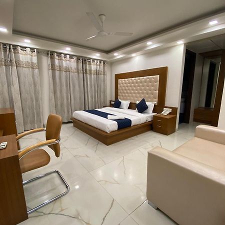 Hotel Leaf 9 Boutique, Near Golf Course Road And Galleria Market Ґурґаон Екстер'єр фото