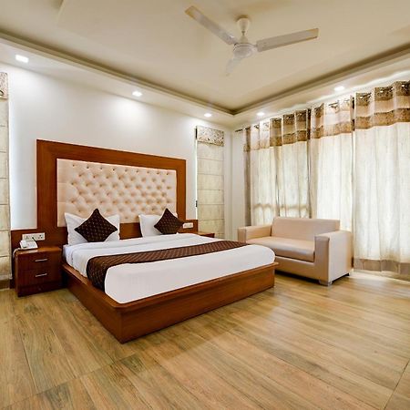 Hotel Leaf 9 Boutique, Near Golf Course Road And Galleria Market Ґурґаон Екстер'єр фото