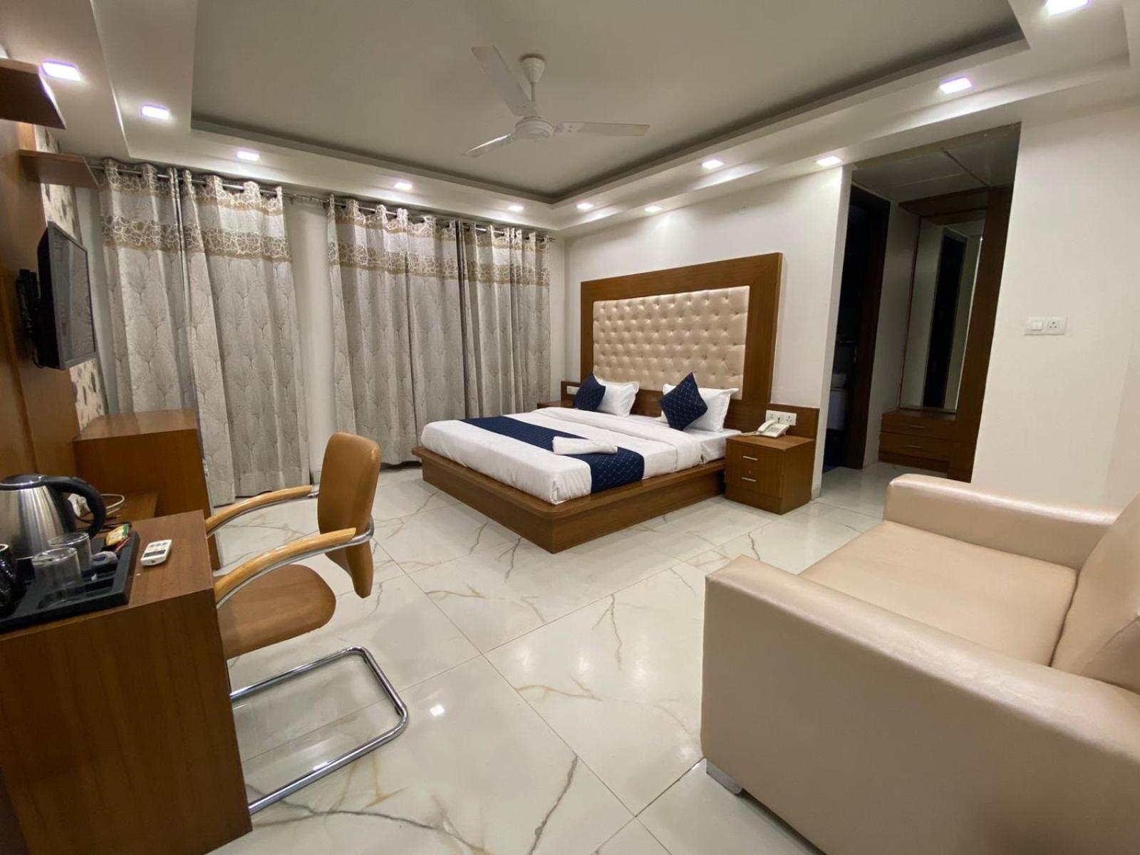 Hotel Leaf 9 Boutique, Near Golf Course Road And Galleria Market Ґурґаон Екстер'єр фото