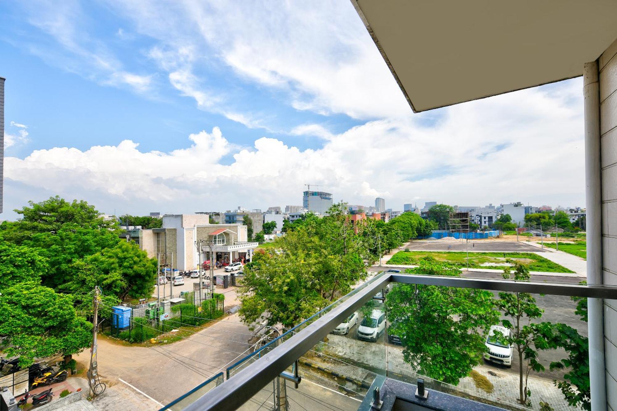 Hotel Leaf 9 Boutique, Near Golf Course Road And Galleria Market Ґурґаон Екстер'єр фото