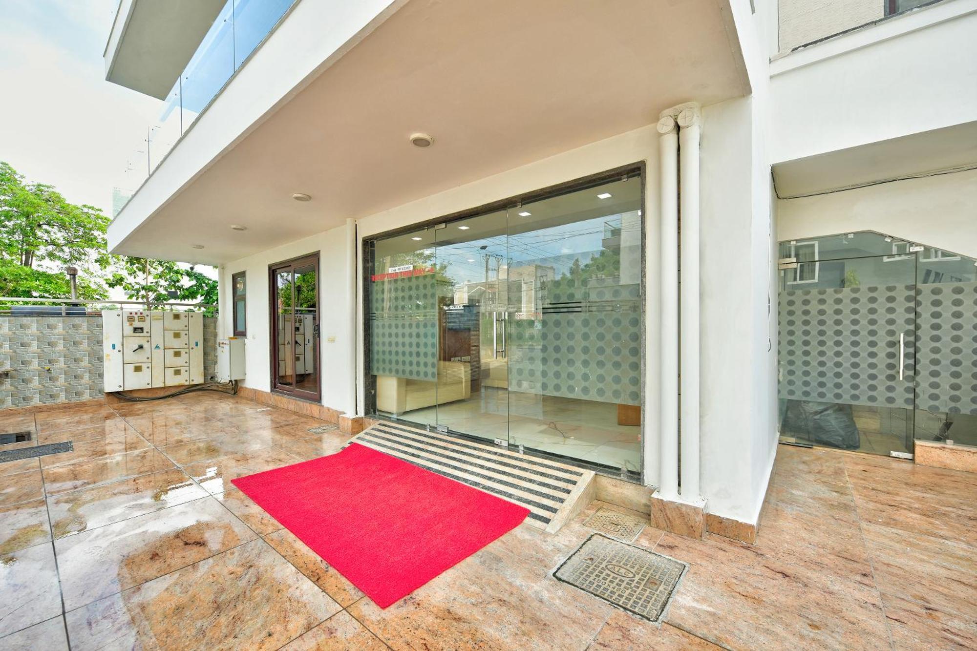 Hotel Leaf 9 Boutique, Near Golf Course Road And Galleria Market Ґурґаон Екстер'єр фото