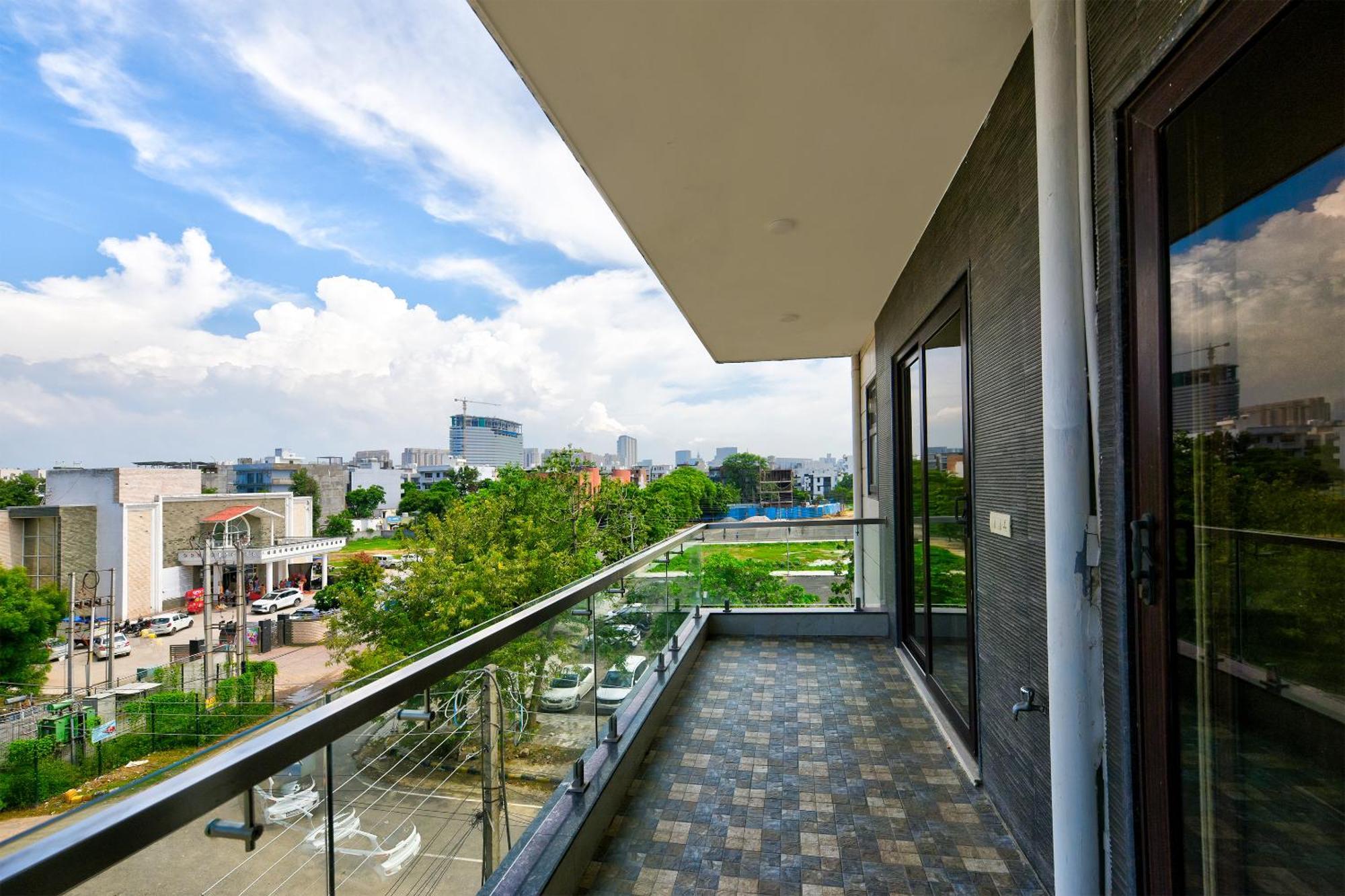 Hotel Leaf 9 Boutique, Near Golf Course Road And Galleria Market Ґурґаон Екстер'єр фото