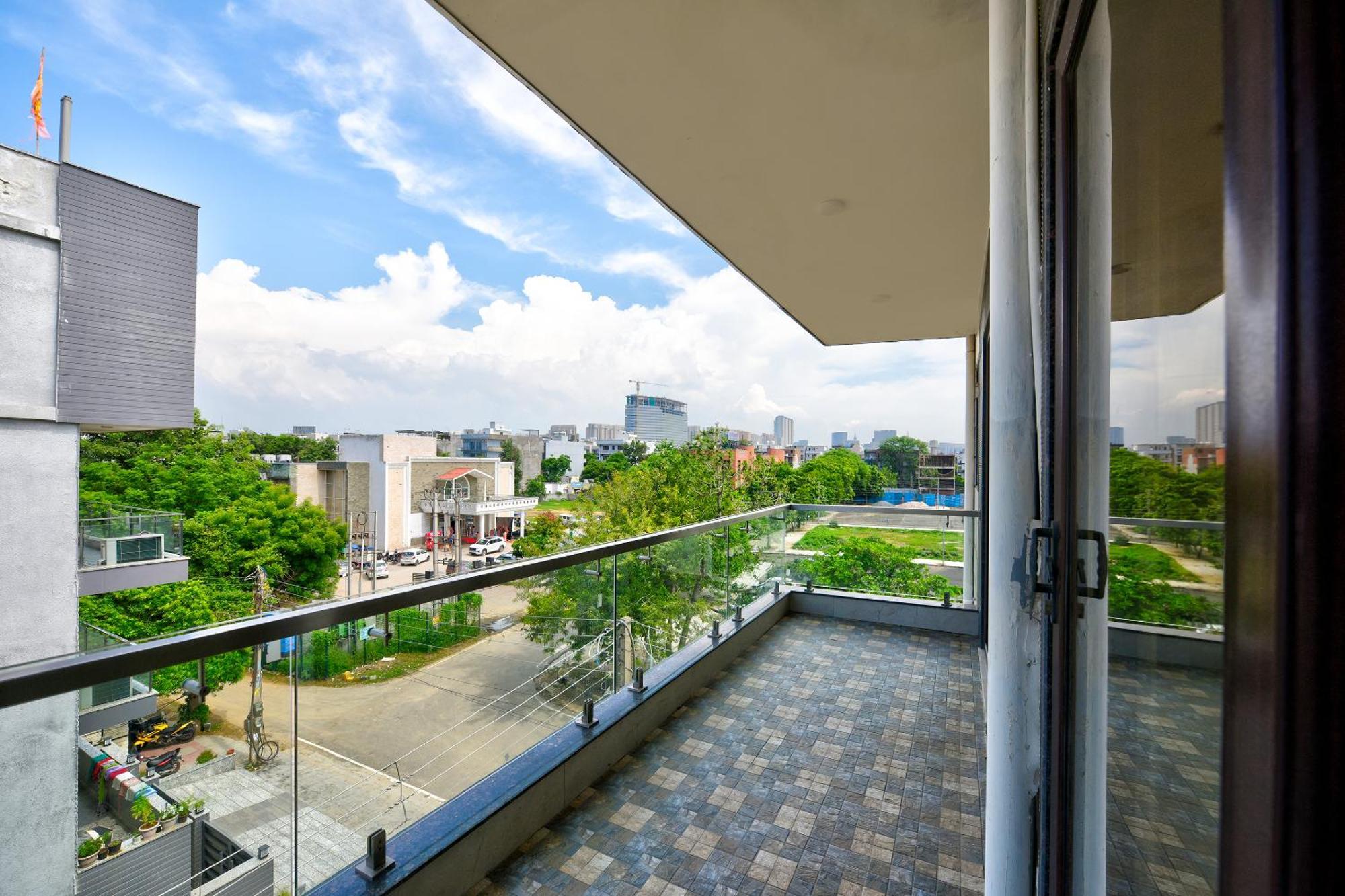 Hotel Leaf 9 Boutique, Near Golf Course Road And Galleria Market Ґурґаон Екстер'єр фото