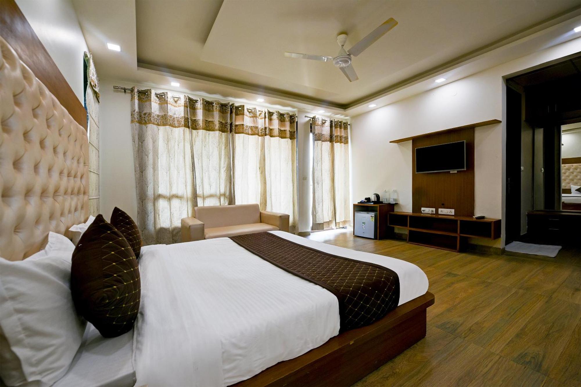 Hotel Leaf 9 Boutique, Near Golf Course Road And Galleria Market Ґурґаон Екстер'єр фото